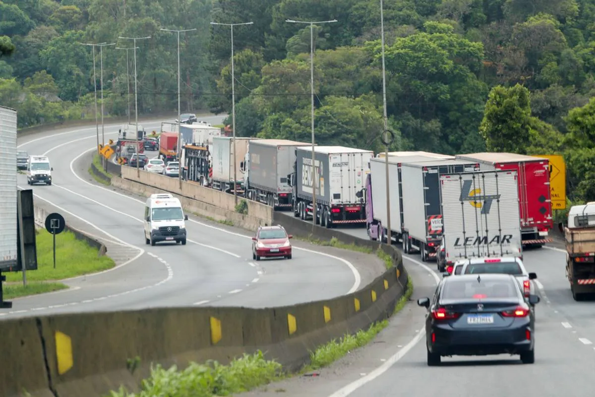 Imagem mostra as condições da BR-376, sentido Santa Catarina