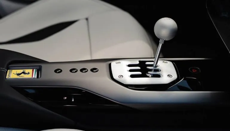 Imagem mostra o detalhe do câmbio da nova Ferrari 12 Cilindri Manuale