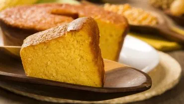 Imagem mostra um bolo de fubá feito no liquidificado