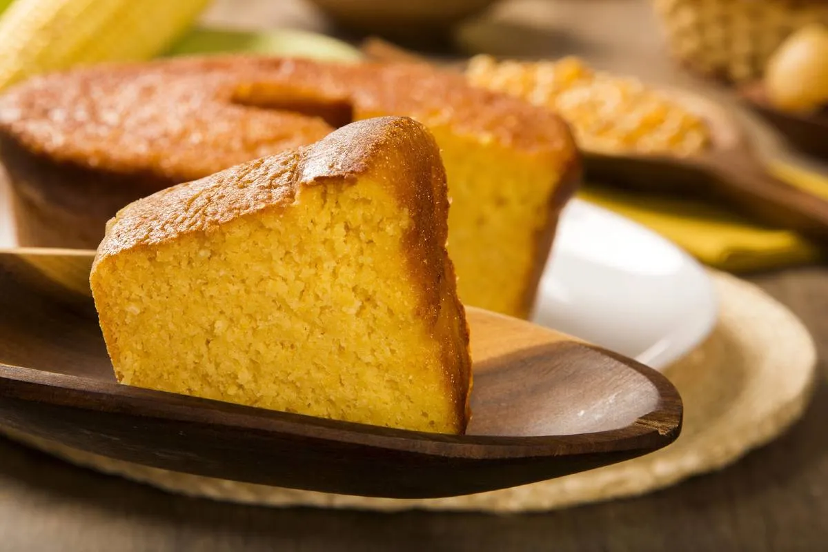 Imagem mostra um bolo de fubá feito no liquidificado