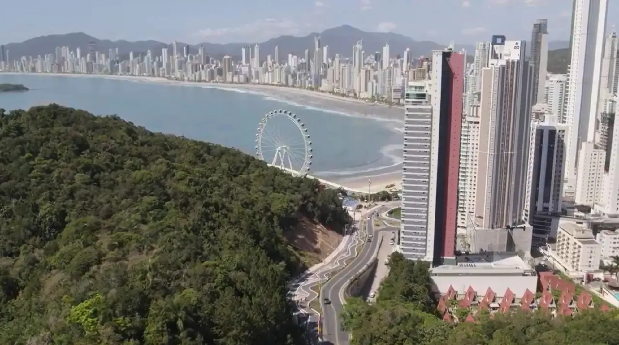 Balneário Camboriú barra arranha-céu de 42 andares para salvar vista de cartão-postal