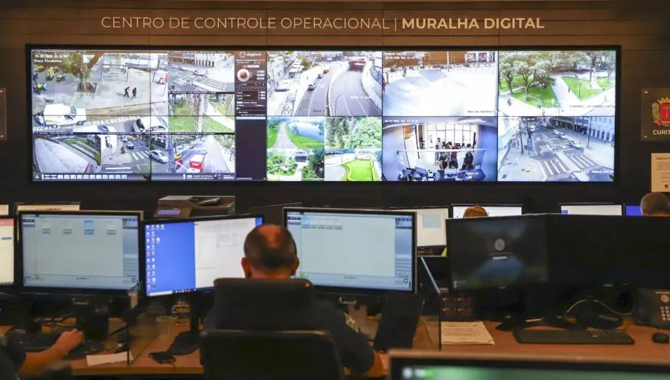 Imagem mostra a Muralha Digital de Curitiba.