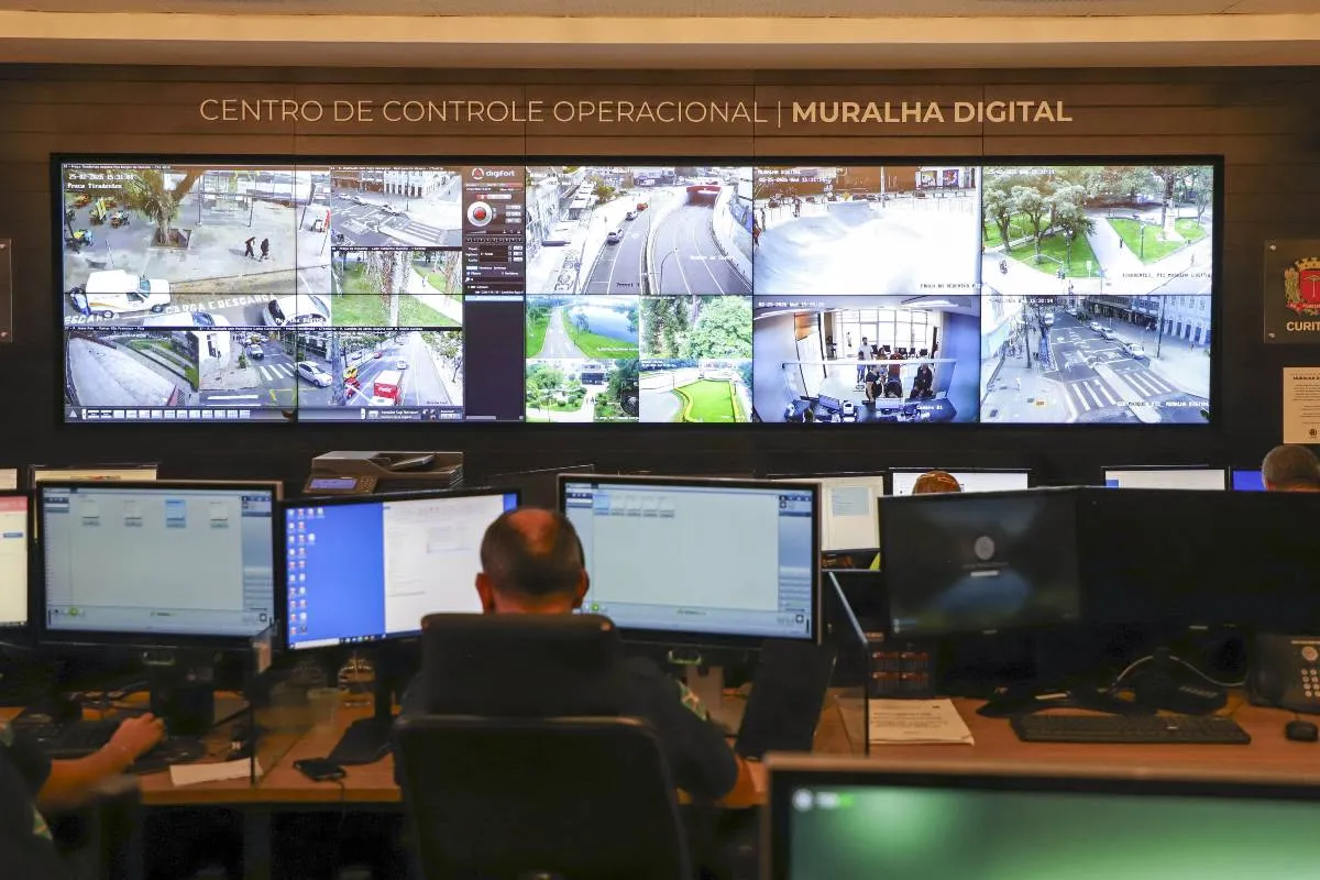 Imagem mostra a Muralha Digital de Curitiba.