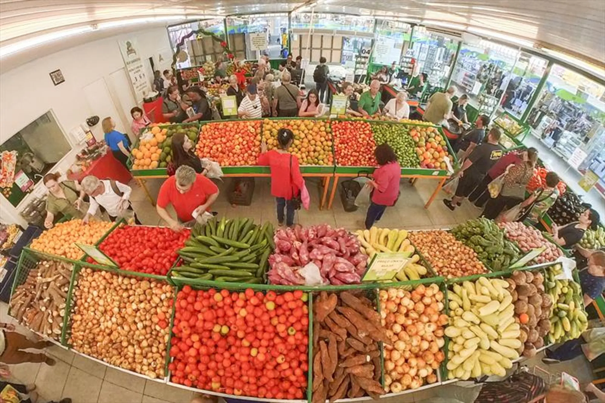 Curitiba amplia Sacolão da Família e autoriza mercados privados no programa