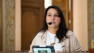 Justiça suspende sessão da Câmara de Curitiba que poderia cassar mandato da Professora Ângela