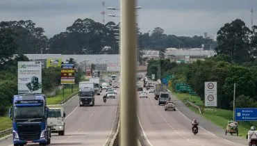 A rodovia Régis Bittencourt (BR-116/SP/PR) é um dos principais corredores logísticos do país.