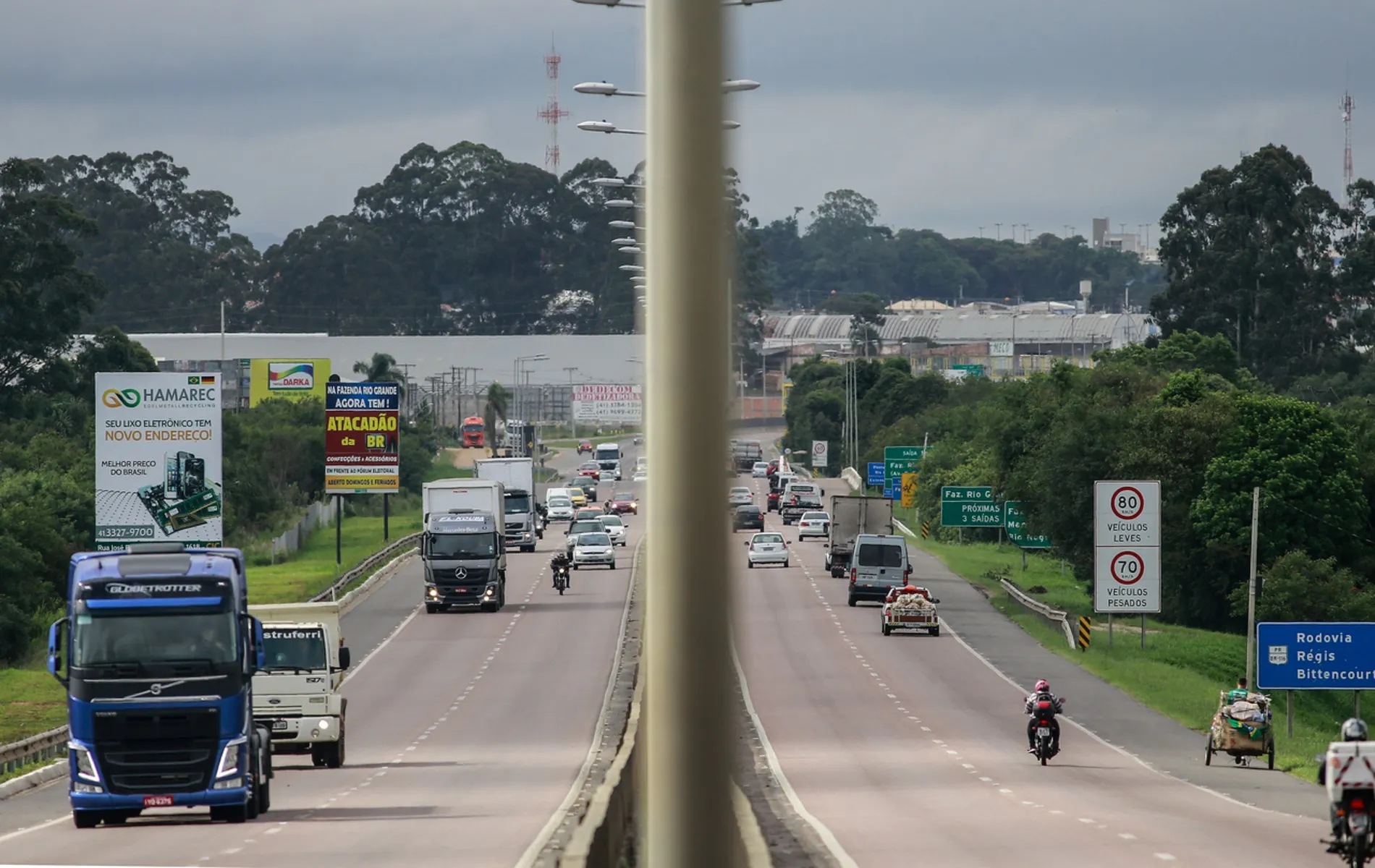 A rodovia Régis Bittencourt (BR-116/SP/PR) é um dos principais corredores logísticos do país.