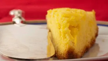 Imagem mostra um saboroso bolo de milho cremoso, com uma receita super fácil, prática e com dica de chef.