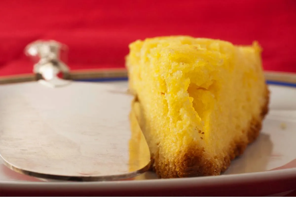 Imagem mostra um saboroso bolo de milho cremoso, com uma receita super fácil, prática e com dica de chef.