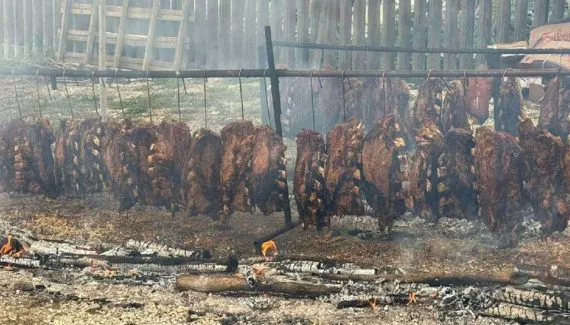 Festa de igreja em Curitiba terá meia tonelada de costela fogo de chão neste domingo