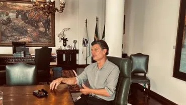 Imagem mostra o reitor da UFPR Marcos Sunye