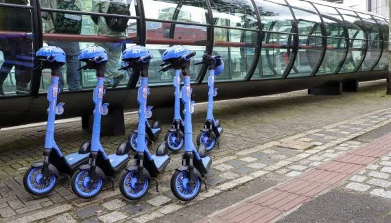Com alta de reclamações, Urbs cria áreas de bloqueio de patinetes alugados em Curitiba