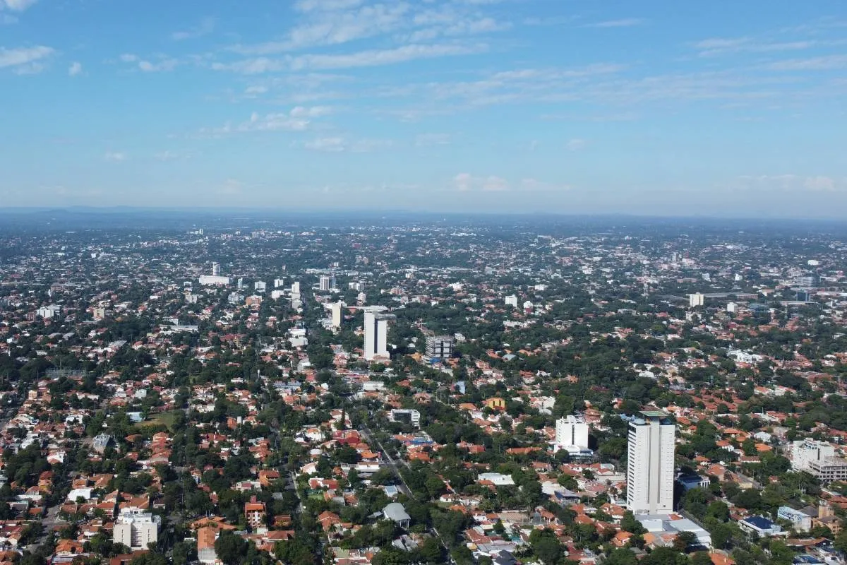 Imagem aérea mostra a cidade de Assunção, no Paraguai.