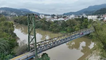 Vista aérea da Ponte Pênsil Viriato Alves Garcia, em Rio do Sul (SC), sobre o Rio Itajaí-Açu, antes da obra que substituirá o piso de madeira por aço galvanizado.