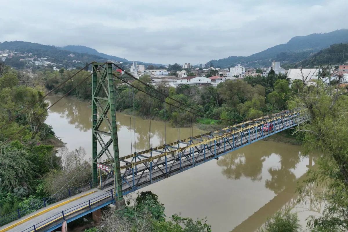 Vista aérea da Ponte Pênsil Viriato Alves Garcia, em Rio do Sul (SC), sobre o Rio Itajaí-Açu, antes da obra que substituirá o piso de madeira por aço galvanizado.