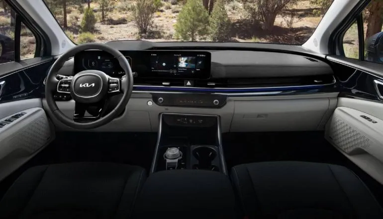 Imagem mostra a interna e o painel da nova Kia Carnival HEV.