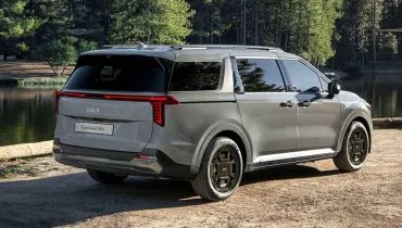 Imagem mostra a nova Kia Carnival HEV.