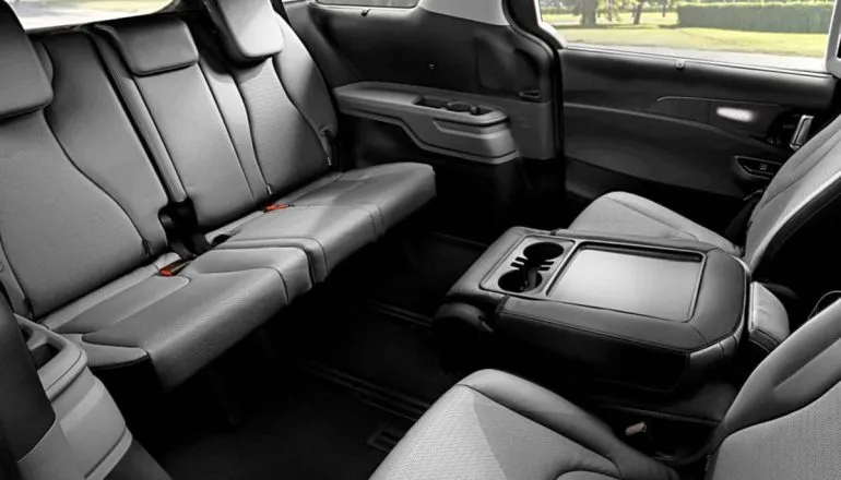 Imagem mostra a interna e os bancos no formato "Sala de estar" da nova Kia Carnival HEV.