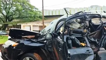 Imagem mostra um carro Mitsubishi Outlander completamente destruído após um grave acidente.
