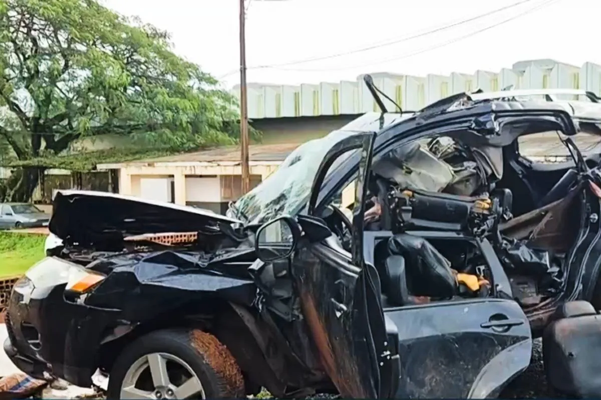 Imagem mostra um carro Mitsubishi Outlander completamente destruído após um grave acidente.
