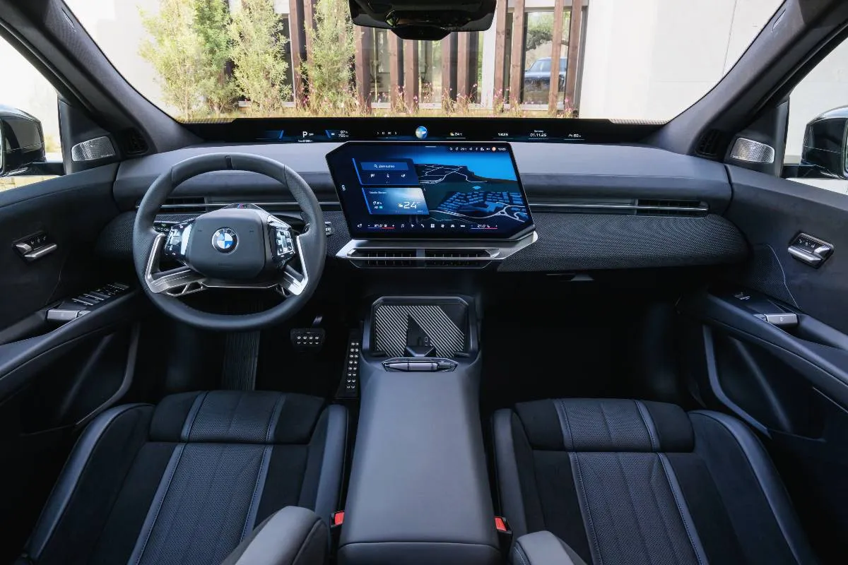 Imagem mostra a interna da nova BMW iX3 50 xDrive