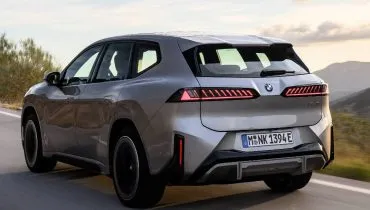 Imagem mostra a traseira da nova BMW iX3 50 xDrive