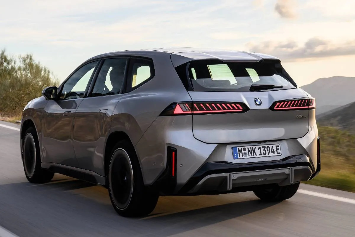 Imagem mostra a traseira da nova BMW iX3 50 xDrive