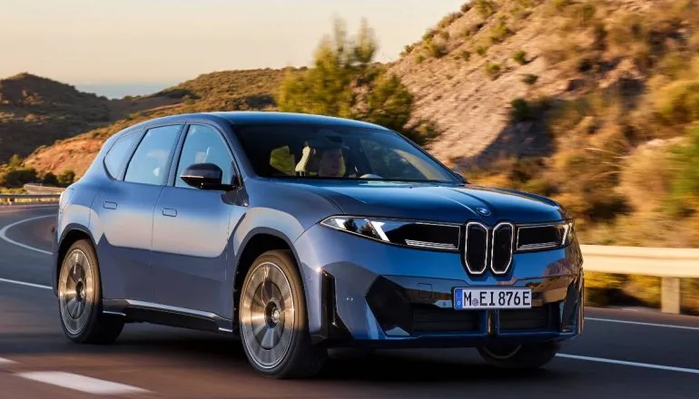 Imagem mostra a frente da nova BMW iX3 50 xDrive
