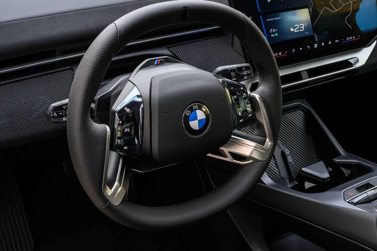 Imagem mostra em detalhes o volante da nova BMW iX3 50 xDrive
