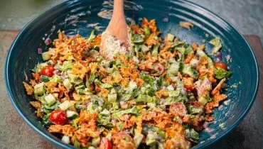Imagem mostra um bowl com uma salada de macarrão, a famosa macarronese de Air Fryer.