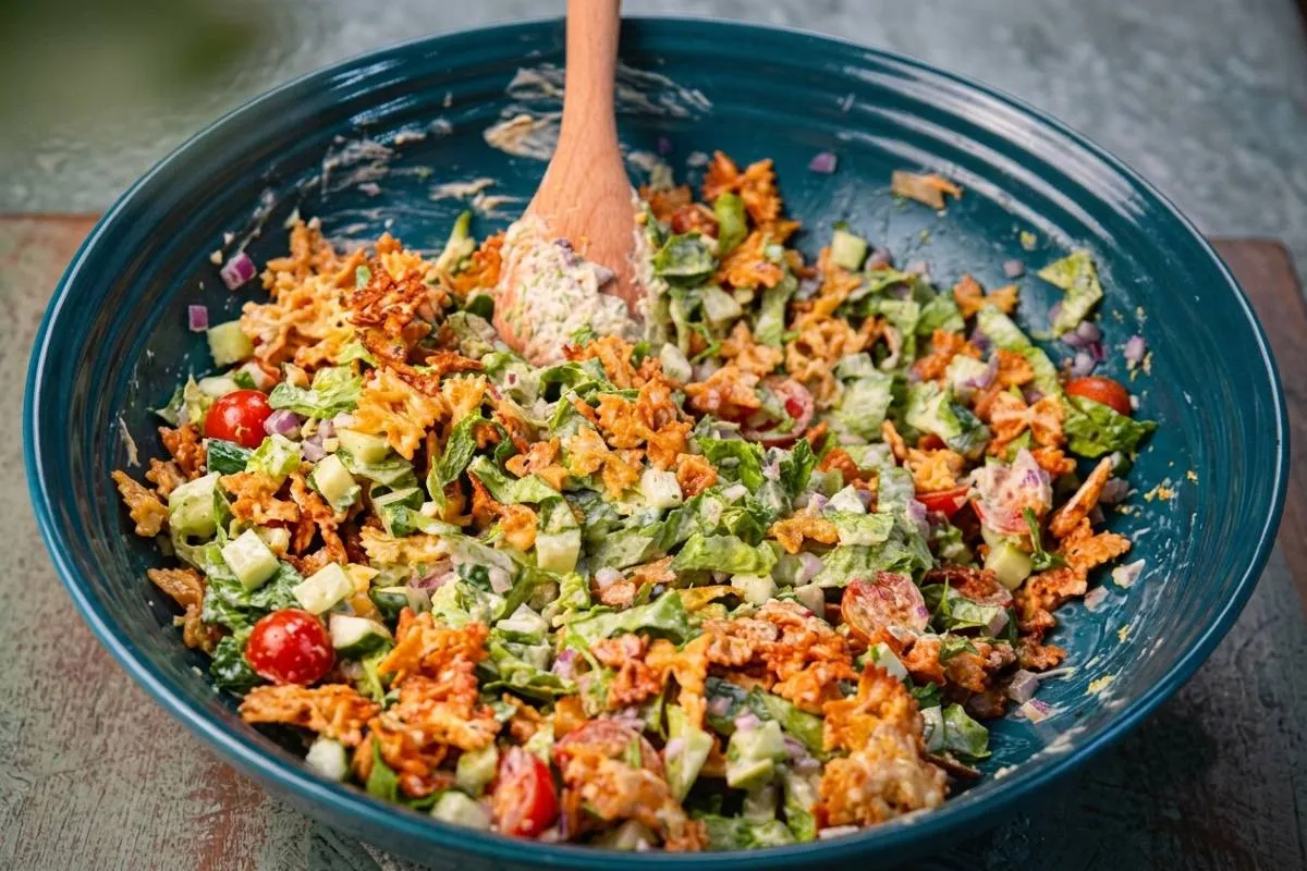 Imagem mostra um bowl com uma salada de macarrão, a famosa macarronese de Air Fryer.