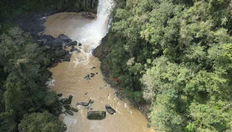 Mulher desaparece em região de queda d'água de 45 metros no Paraná