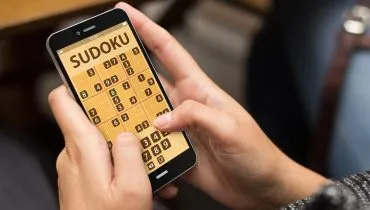 Imagem mostra uma pessoa jogando Sudoku online.