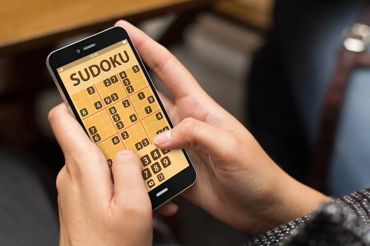 Imagem mostra uma pessoa jogando Sudoku online.