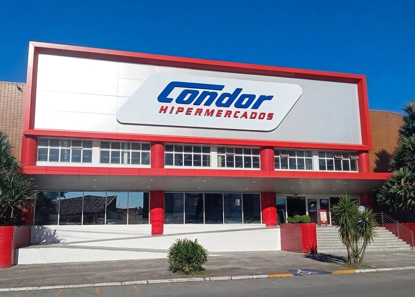 Fachada do supermercado Condor Paranaguá