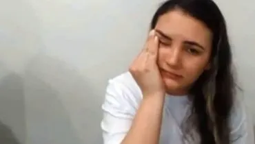 Imagem mostra Debora Batom durante depoimento.