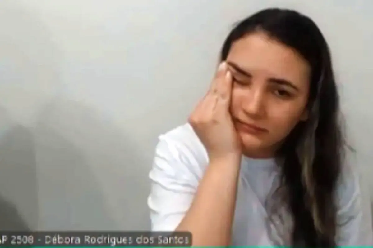 Imagem mostra Debora Batom durante depoimento.