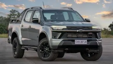 Imagem mostra a nova S10 Trail Boss, com grade frontal escurecida, estribos tubulares, molduras reforçadas nos para-lamas e 'santo atônio' estendido de série.