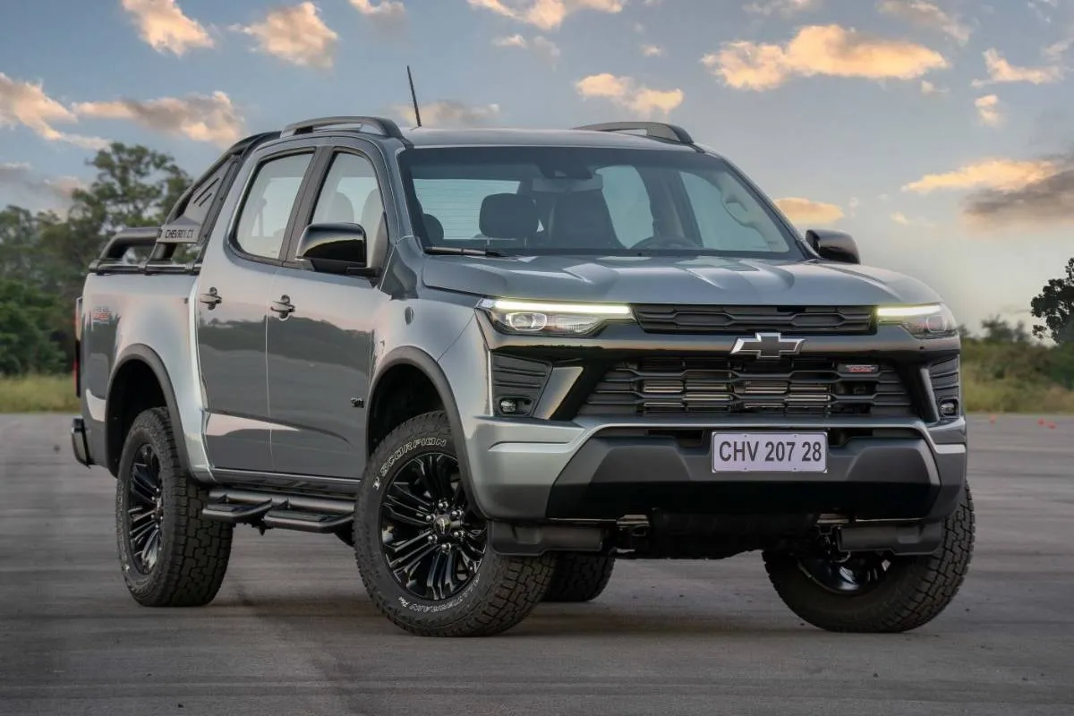 Imagem mostra a nova S10 Trail Boss, com grade frontal escurecida, estribos tubulares, molduras reforçadas nos para-lamas e 'santo atônio' estendido de série.