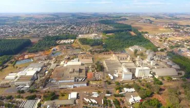 Vista aérea de fábrica na cidade de Toledo / MBRF no Paraná amplia fábrica em Toledo
