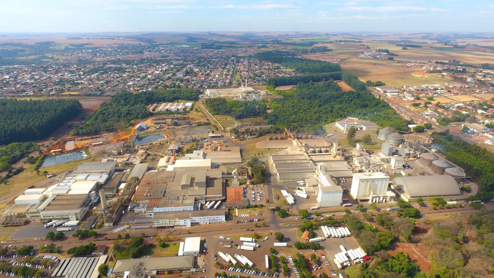 Vista aérea de fábrica na cidade de Toledo / MBRF no Paraná amplia fábrica em Toledo