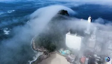 Imagem mostra orla de Matinhos, no Paraná, tomada por neblina/nevoeiro vindo do mar