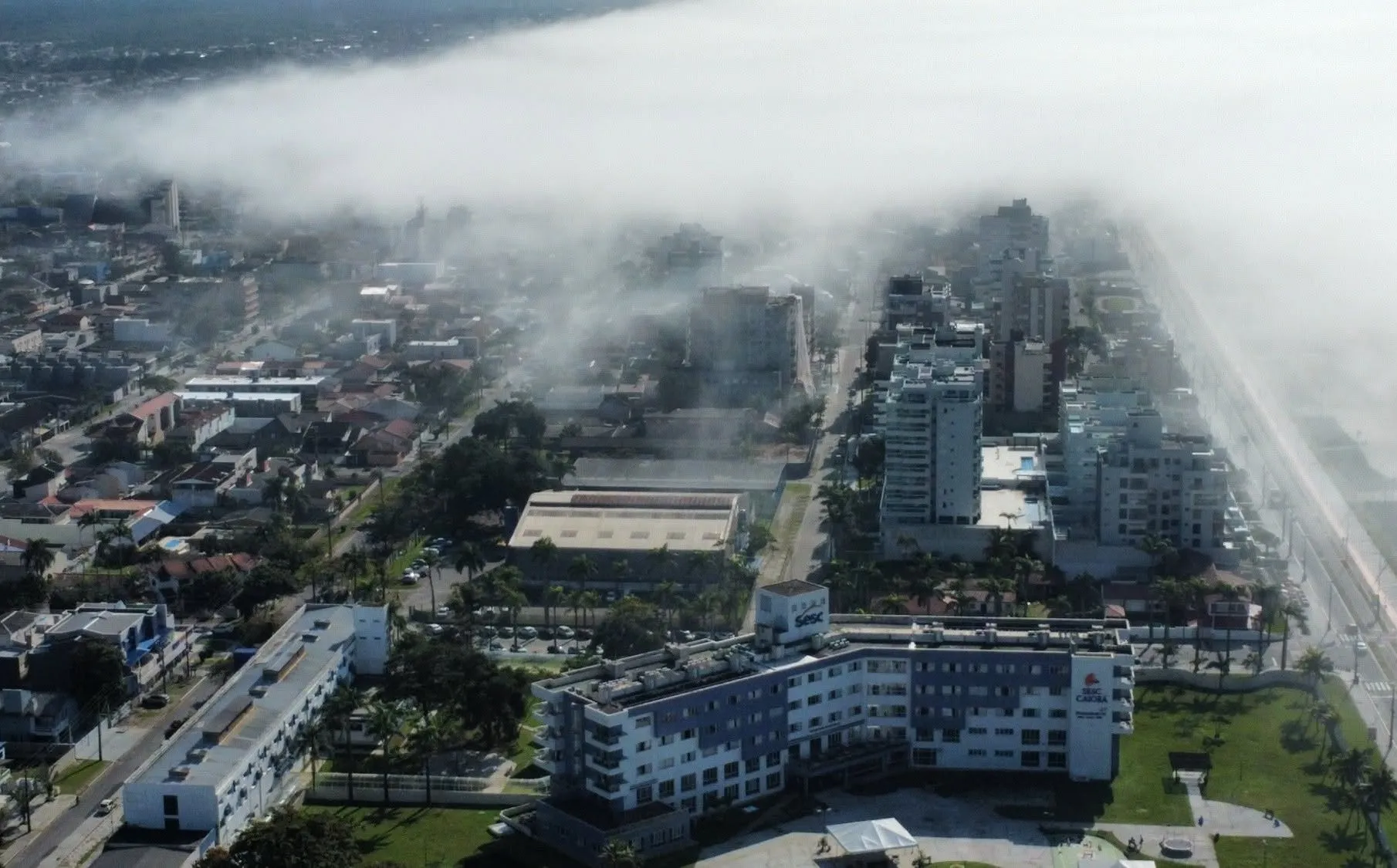 Imagem mostra orla de Matinhos, no Paraná, tomada por neblina/nevoeiro vindo do mar
