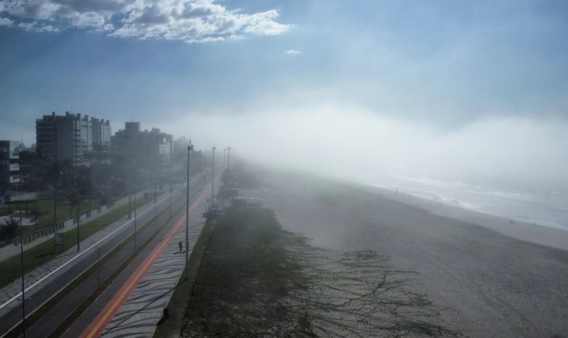 Imagem mostra orla de Matinhos, no Paraná, tomada por neblina/nevoeiro vindo do mar