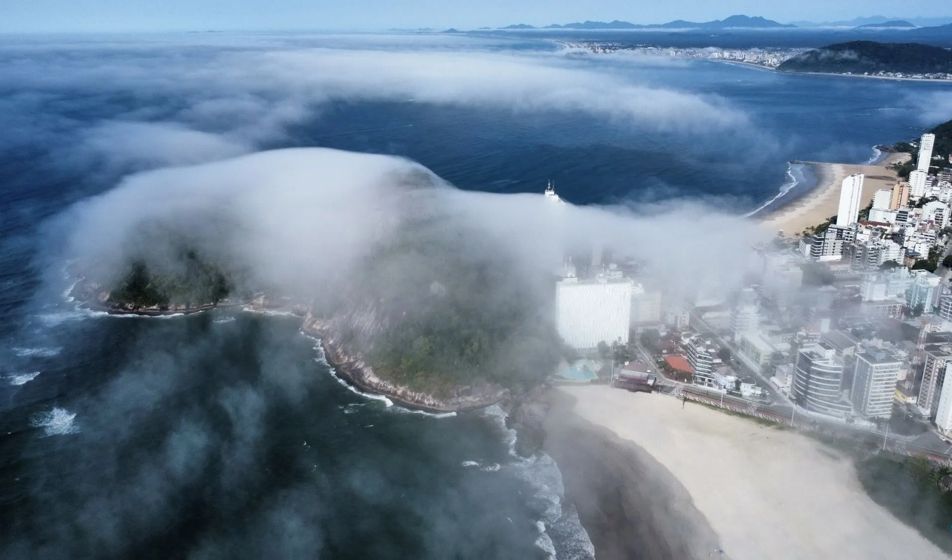 Imagem mostra orla de Matinhos, no Paraná, tomada por neblina/nevoeiro vindo do mar