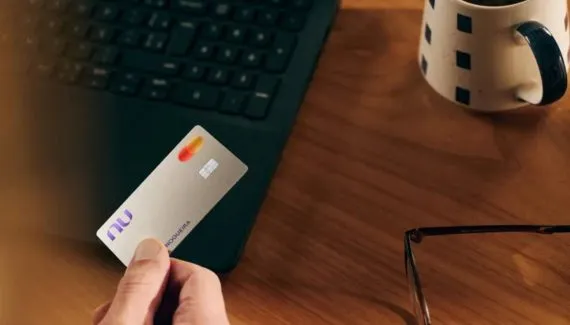 Nubank lanca Croma com cashback e investimento a 130% do CDI