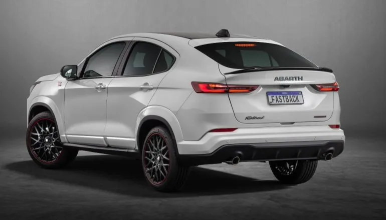 Imagem mostra os detalhes da traseira do Fastback Abarth na cor branca, com detalhe para as rodas pretas e aerofólio.