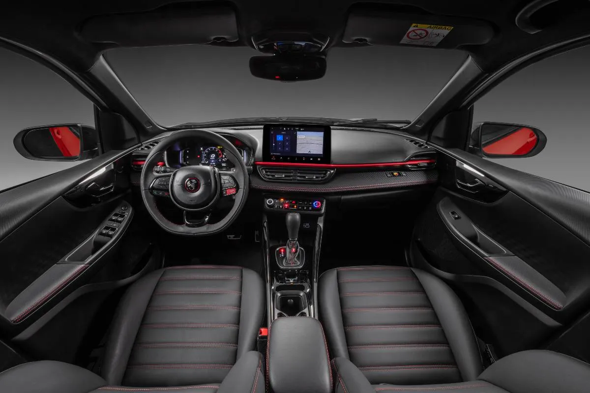 Imagem mostra os detalhes da interna do Fastback e Pulse Abarth, com destaque para os bancos esportivos, símbolo de um escorpião no volante, tela de 10,1 polegadas e painel com detalhes em vermelho.