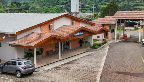11 cidades do Paraná vão ganhar complexos com piscinas, oficinas e médicos para idosos