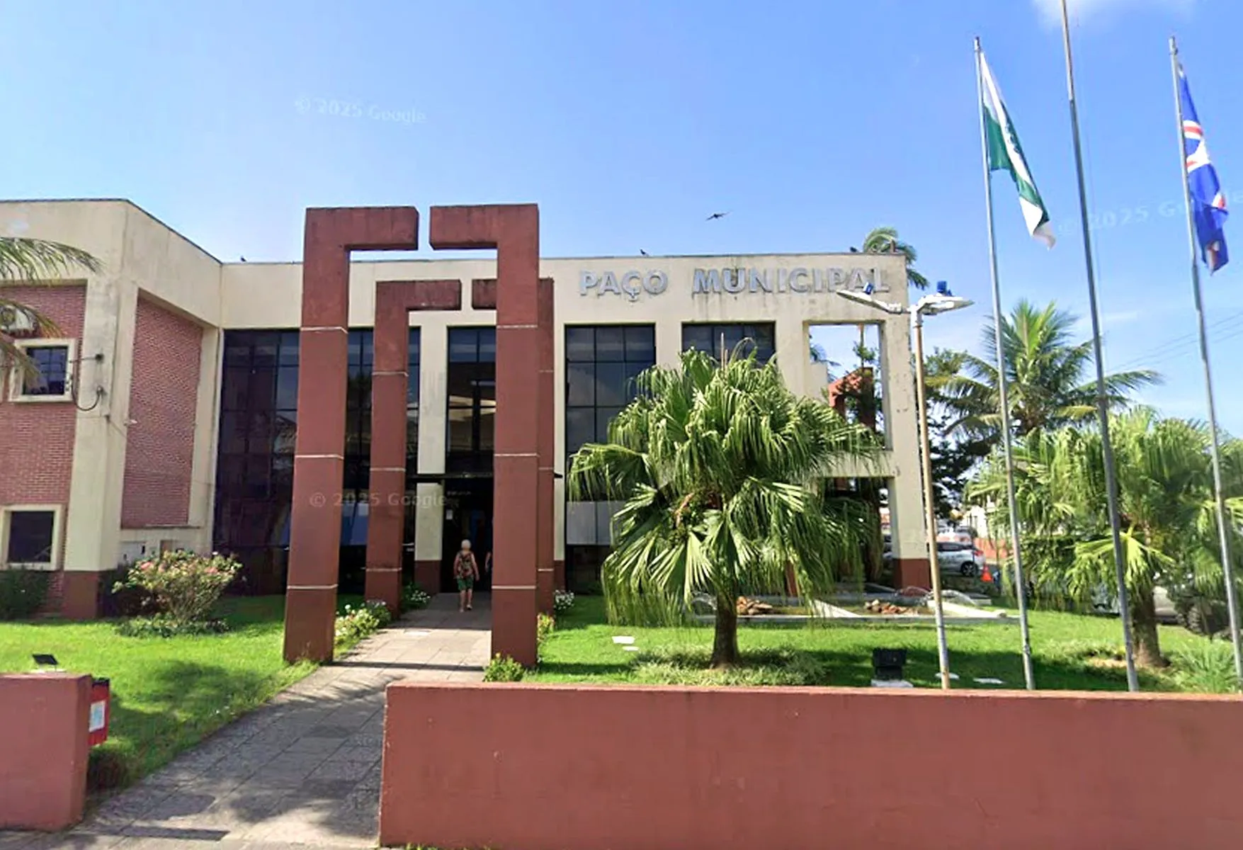 Imagem mostra prédio do Paço Municipal de Matinhos